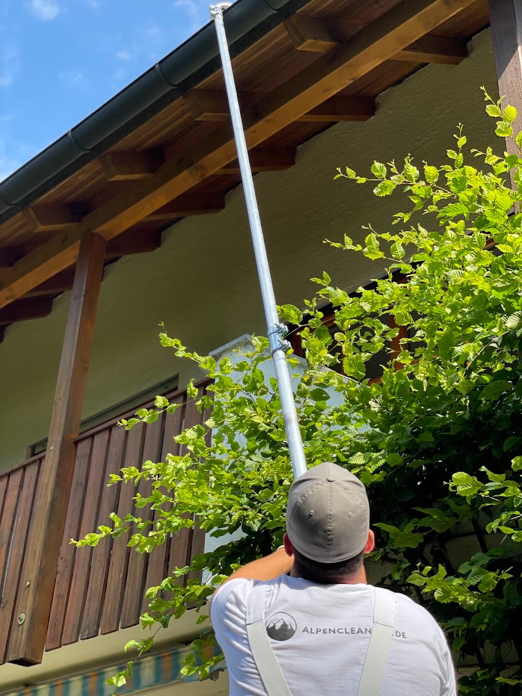 Photovoltaik Reinigung / Dachreinigung / Glasdachreinigung / Dachrinnenreinigung - ALPENCLEANING.DE